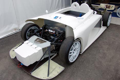 Den er opdelt i 3 store karroseridele for at lette evt. skade-udbedringer m.m. bemærk den stødabsorberende front.
(Foto: Motorsporten.dk)